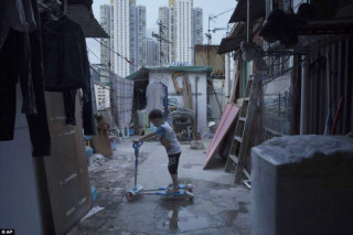 Những “hộp nhà” chật nhất thế giới, chỉ bằng quan tài ngay giữa Hong Kong hoa lệ