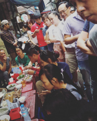 Những quán ngon phố cổ Hà Nội có cách phục vụ ‘bá đạo’ nhưng ai cũng xếp hàng chờ ăn