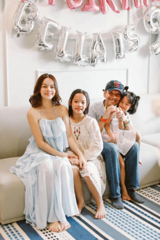Phạm Quỳnh Anh Quang Huy làm sinh nhật cho con sau 3 năm ly hôn, cùng chụp ảnh gia đình