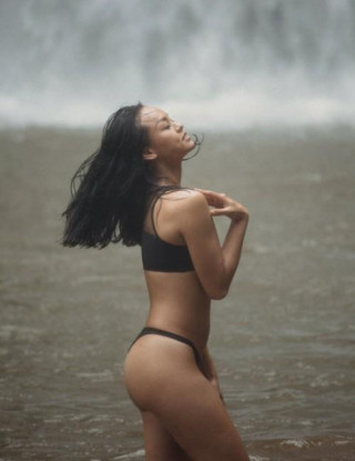 Phục thù sự cố lộ vòng 3, Mai Ngô tung “hàng nóng” với bikini hở bạo