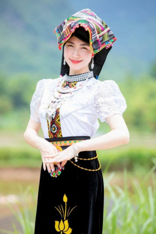 “Tắc kè hoa” như Hòa Minzy: lúc hóa công chúa, lúc mặc đồ dân tộc đẹp như cô gái trên bản cao