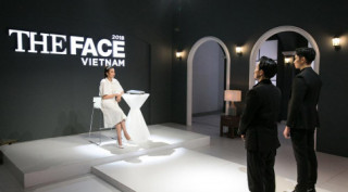 The Face: Bị loại thí sinh, Hoàng Yến không giữ được bình tĩnh, đập bàn, bật khóc trên truyền hình