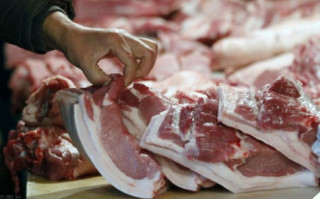 Thịt lợn mua về đừng cho ngay vào tủ lạnh, quết thêm thứ nước này để lâu vẫn tươi roi rói