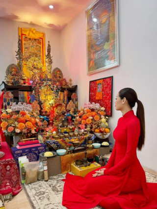 Thời trang cúng giỗ Tổ sân khấu của sao Việt: Khánh Vân nổi nhất với tà áo dài đỏ thắm