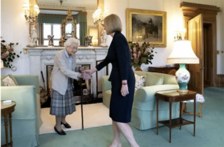 Tuổi 47, tân thủ tướng Anh đam mê mặc loè loẹt mà vẫn sang, đúng chuẩn “bà đầm thép”