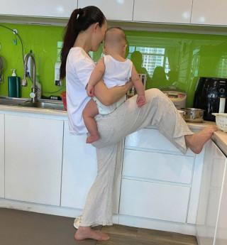 Vợ kém 12 tuổi của Phan Đình Tùng làm mẹ không sướng: Tất bật mỗi ngày, bế con nấu ăn