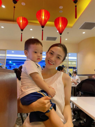 Vợ Phan Đinh Tùng đi sinh khiến BS phải bấm chuông báo động vì quá nguy hiểm, giờ bé 1,5 tuổi quá đáng yêu