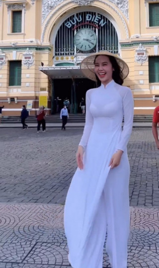 Xuất hiện mỹ nữ Quảng Trị mặc áo dài trắng nhưng rớt điểm thanh lịch vì áo lót “phát sáng”