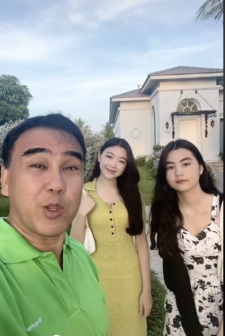 Xúc động món quà con gái Hoa hậu tặng MC Quyền Linh, đọc thư tay càng mát lòng mát dạ