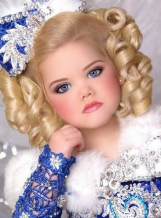 Bé gái 6 tuổi được mẹ cho tiêm botox 3 tháng/lần thi Hoa hậu, 10 năm sau nhận không ra