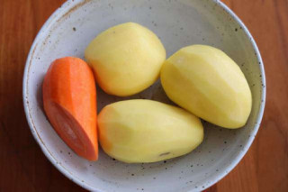 Cà rốt, khoai tây không nấu canh đem làm thế này được món ăn sáng rẻ tiền lại cực ngon