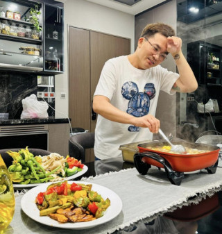 Cảnh vất vả nấu ăn đãi khách của “MC giàu nhất Việt Nam” thấy thương nhưng nhìn món ăn ai cũng thốt lên quá tuyệt