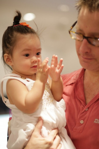 Chồng Đoan Trang khéo léo chăm sóc con gái