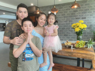 Chồng trẻ kém 7 tuổi cưng chiều Lê Phương, dạy con riêng của vợ học bài quá tình cảm