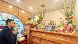 Có nhà mới “xịn sò”, vợ NSND Tự Long khoe mâm cúng tân gia và bữa cơm chia tay nhà cũ nhiều món ngon