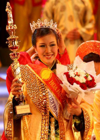 Hoa hậu quyền quý nhất Việt Nam khoe vòng một khéo léo với váy khoét sâu