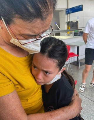 Vội vàng về Việt Nam ăn Tết vài ngày, con gái Đoan Trang mếu máo khi quay lại Singapore
