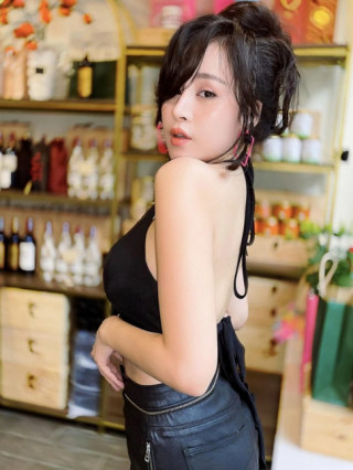 Bà Tưng mặc phong phanh đi đổ xăng bị nói béo, liền công khai cân nặng chuẩn hotgirl xứ Nghệ