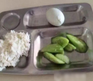 Bữa trưa học sinh tiểu học chỉ dưa chuột và trứng, giáo viên ăn cua và bạch tuộc, hiệu trưởng giải thích mới nực cười