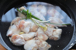 Cánh gà kho tộ mềm ngon, cơm nấu cả nồi đầy cũng hết trong “một nốt nhạc”
