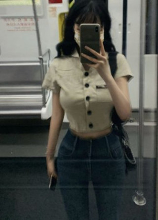 Chụp ảnh trên tàu điện ngầm, cô gái này “nổi như cồn” vì chiếc áo lộ vòng eo “vô thực”