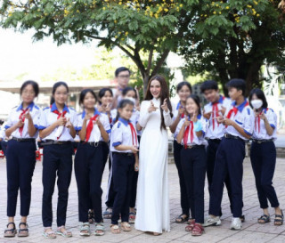 Cô gái diện áo dài trắng nổi bật là ứng viên của Hoa hậu Chuyển giới Việt Nam