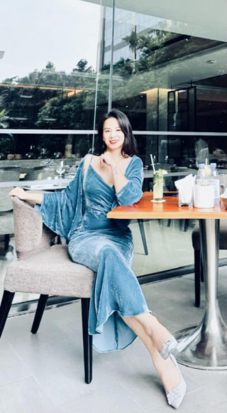 Cũng mặc đầm siêu bó như Phương Oanh, vợ doanh nhân Shark Bình được khen không cần hở vẫn đẹp