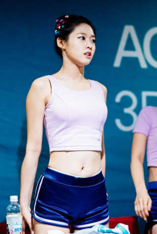 Đây là cô gái mặc quần jean đẹp nhất Hàn Quốc, “ở ẩn” vẫn được xem là “nữ thần”