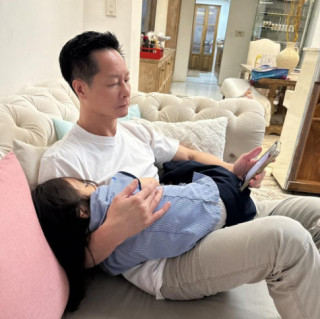 Giàu nứt đố đổ vách, đại gia 51 tuổi Đức An ngồi bế con ngủ khiến vợ trẻ Phan Như Thảo cũng thán phục