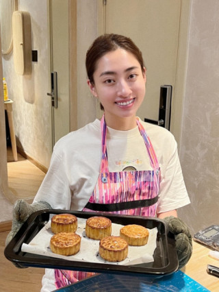 Hoa hậu 10X Lương Thùy Linh mặt mộc vào bếp làm bánh Trung thu