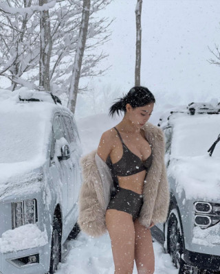 Hot girl thế giới đua nhau chơi trội, gây sốc khi mặc bikini ngoài trời tuyết