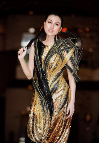 Không nhận ra Emily Hồng Nhung trong trang phục siêu độc đáo