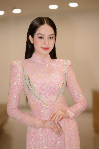 Lạ lùng mỹ nhân Đà Nẵng đăng quang Hoa hậu Việt Nam đẹp hơn sau 3 tháng, bị nghi chỉnh sửa nhan sắc