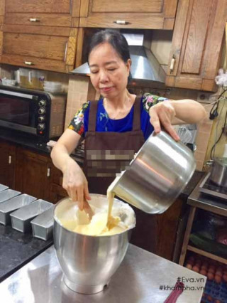 Mê nấu ăn từ năm 10 tuổi, gần 50 năm sau cặp vợ chồng mới mở quán bánh bông lan trứng muối đắt khách nhất Hà Nội