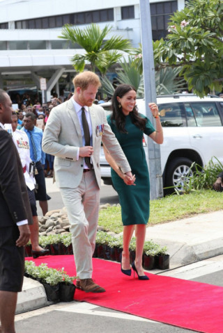 Meghan Markle rời hoàng gia được tung hô “icon phong cách” nhưng khoản giày dép cần học Kate Middleton