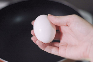 Mẹo đập trứng điêu luyện chỉ bằng một tay
