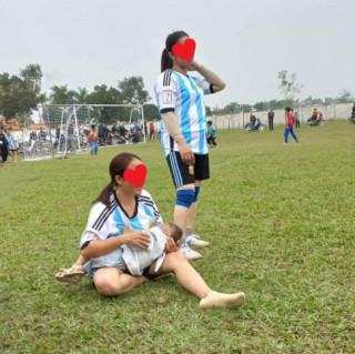 Nữ cầu thủ Nghệ An đang thi đấu thì con đói, trọng tài dừng trận để ngồi giữa sân vạch áo cho con bú