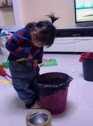 Thấy cảnh bố đi vệ sinh không đóng cửa, con gái 3 tuổi làm hành động kỳ lạ mỗi ngày khiến mẹ hoang mang