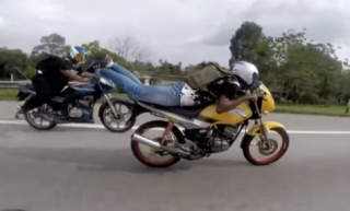Truy tìm Biker ‘siêu nhân’ Singapore thể hiện trên đường phố Malaysia