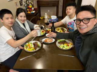 Vợ chồng MC Trần Quang Minh “mát lòng mát dạ” khi con trai cao to nấu ăn như nhà hàng