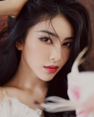 Xuất hiện gái Việt đẹp như “tường thành nhan sắc” xứ Trung, vén áo khoe eo thon ấn tượng