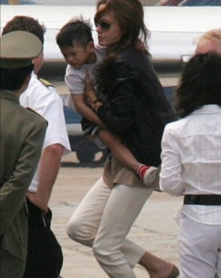 Cậu bé Việt được Angelina Jolie nhận nuôi, lớn lên hết lòng đi theo mẹ nhưng nguy cơ không được chia 2.728 tỷ của mẹ