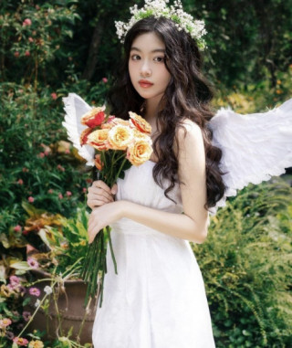 Con gái lớn nhà Quyền Linh mặc váy trắng tinh khôi, hoá thiên thần mừng tuổi 17, ngày càng đẹp không tỳ vết