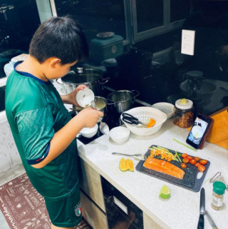 Con trai Lê Phương hút vạn like khi nấu ăn tặng mẹ và ba dượng
