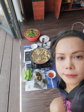 Danh hài Việt Hương “hở ra là nấu”, tự làm lẩu ngon nhưng chỉ tốn vài đồng lúc đang đi quay phim