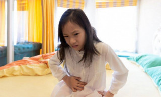 Đưa con gái 6 tuổi bị đau bụng đi khám, bà mẹ khóc nghẹn khi bị bác sĩ mắng: “Thật là tham lam!”