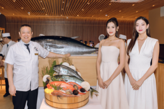 Hoa hậu Lương Thuỳ Linh và Đỗ Hà chấp nhận thử thách làm Sushi cá ngừ với bếp trưởng người Nhật