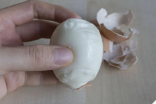 Luộc trứng nhớ bỏ “1 chua 1 lạnh”, chạm nhẹ là vỏ bong từng mảng, trứng cũ mấy cũng không sợ dính