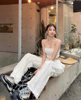 Người mẫu xứ sở kim chi diện váy ướt nước chụp hình ở Phú Quốc