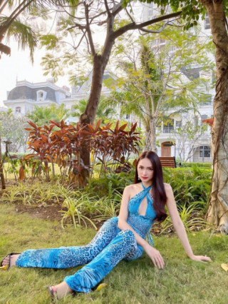 “Nữ hoàng chuyển giới Việt Nam” mặc cắt khoét, tạo dáng bên gốc cây vẫn quyến rũ